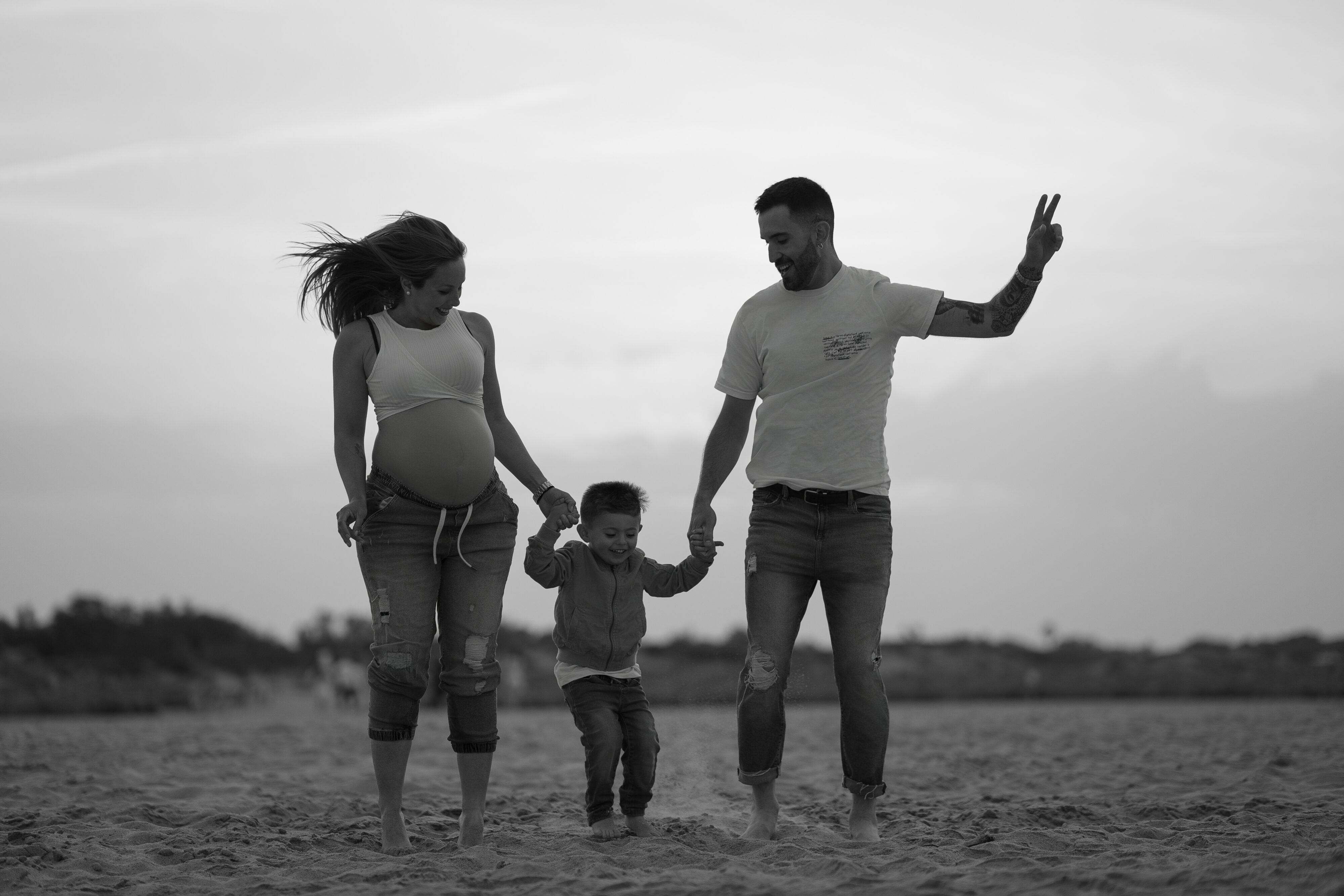 Fotógrafo de retratos en Valencia — Sesión de retrato familia embarazada en exterior con niños