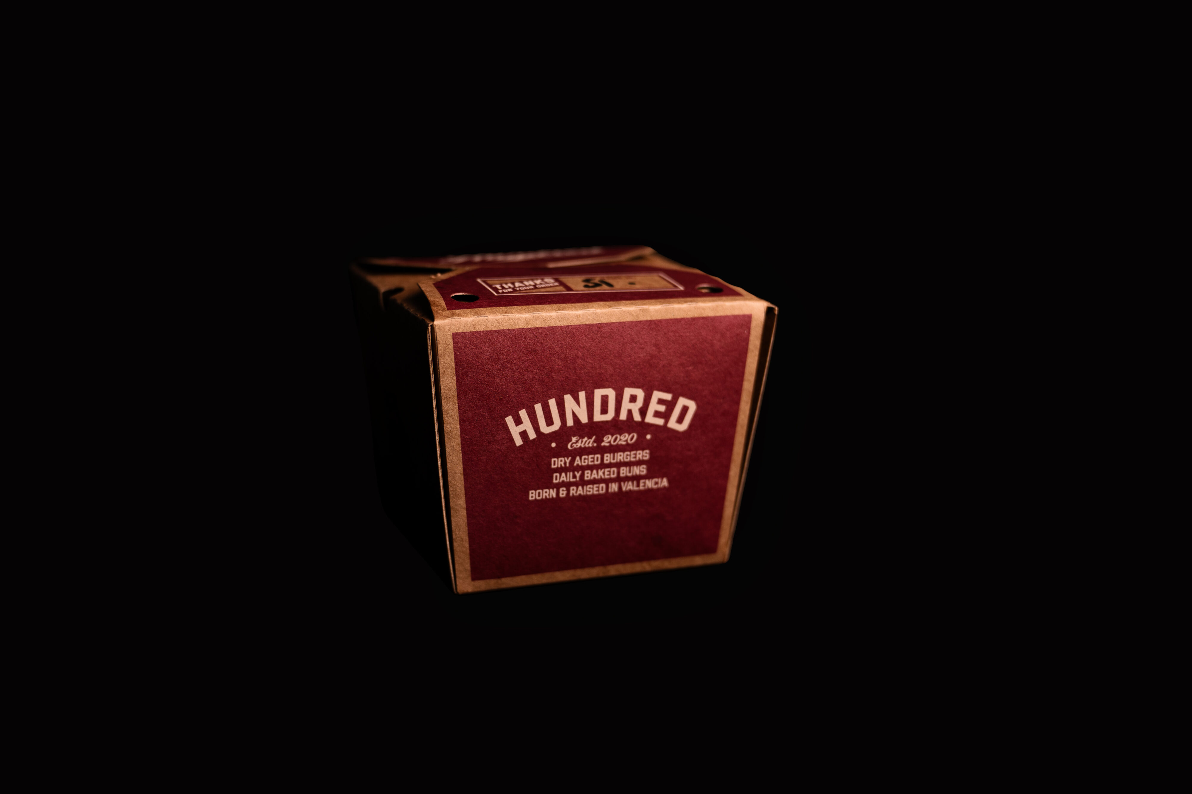 Fotografía de caja de hamburguesa a domicilio de Hundred, mejor hamburgueseria del mundo 2024— fotógrafo gastronómico en Valencia