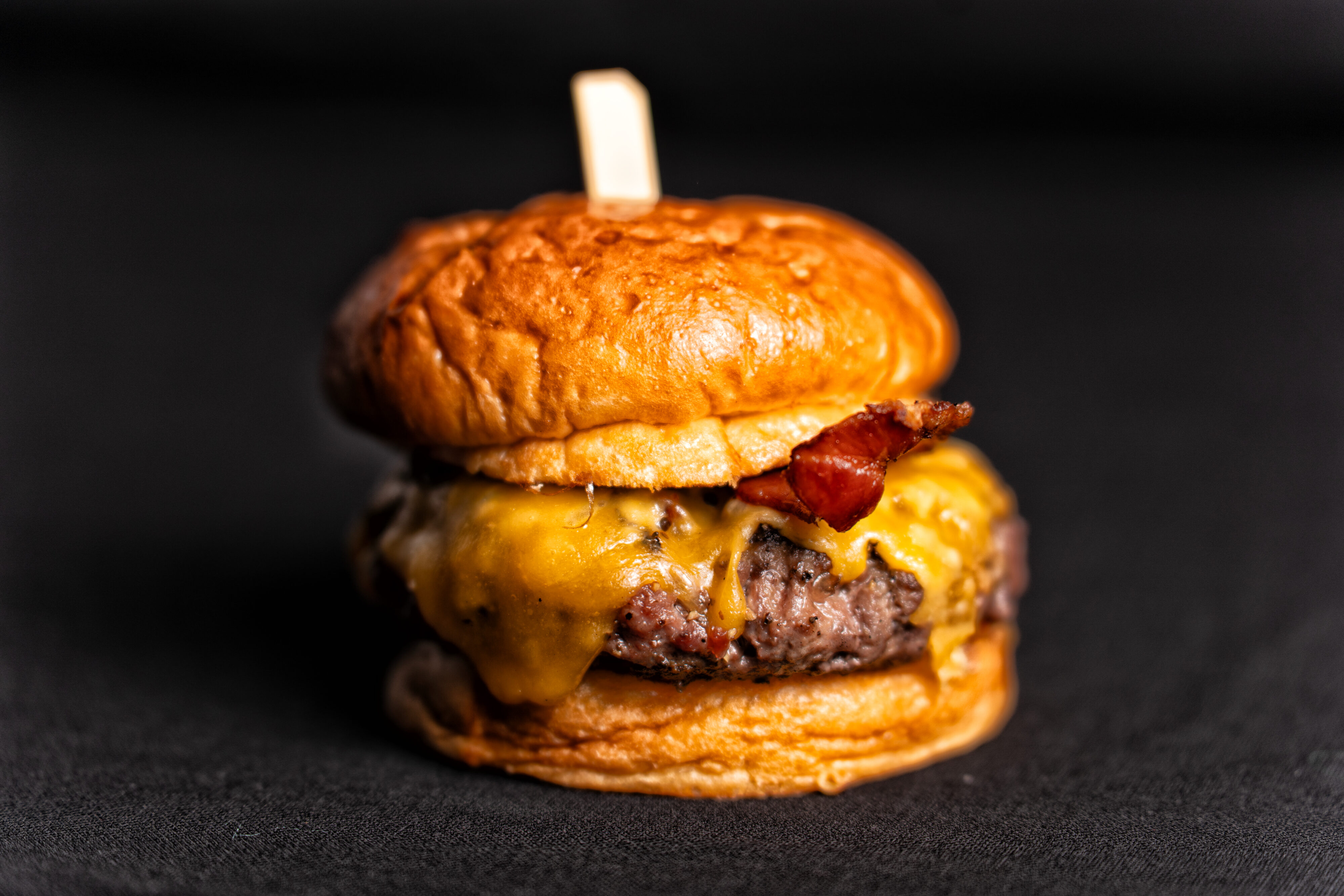 Fotografía de hamburguesa Singular de Hundred, mejor hamburguesa del mundo 2024— fotógrafo gastronómico en Valencia