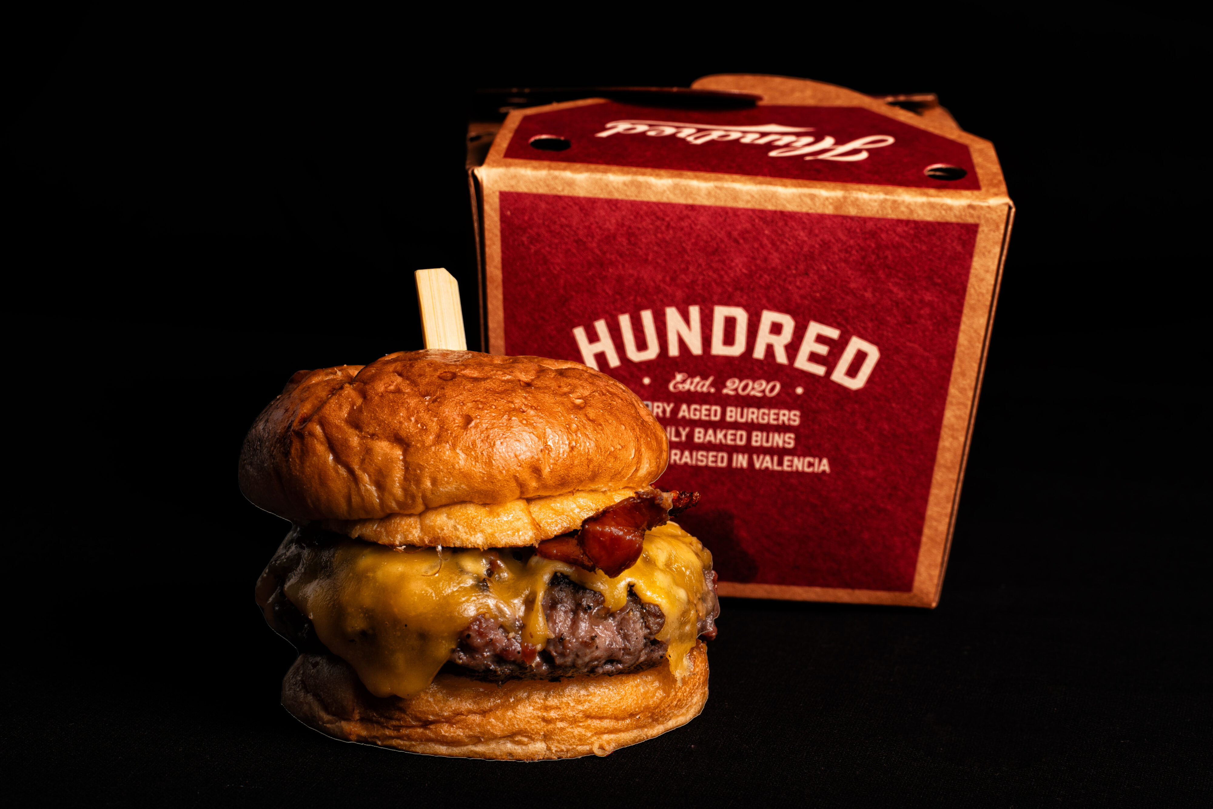 Fotografía de hamburguesa Singular de Hundred, mejor hamburguesa del mundo 2024— fotógrafo gastronómico en Valencia