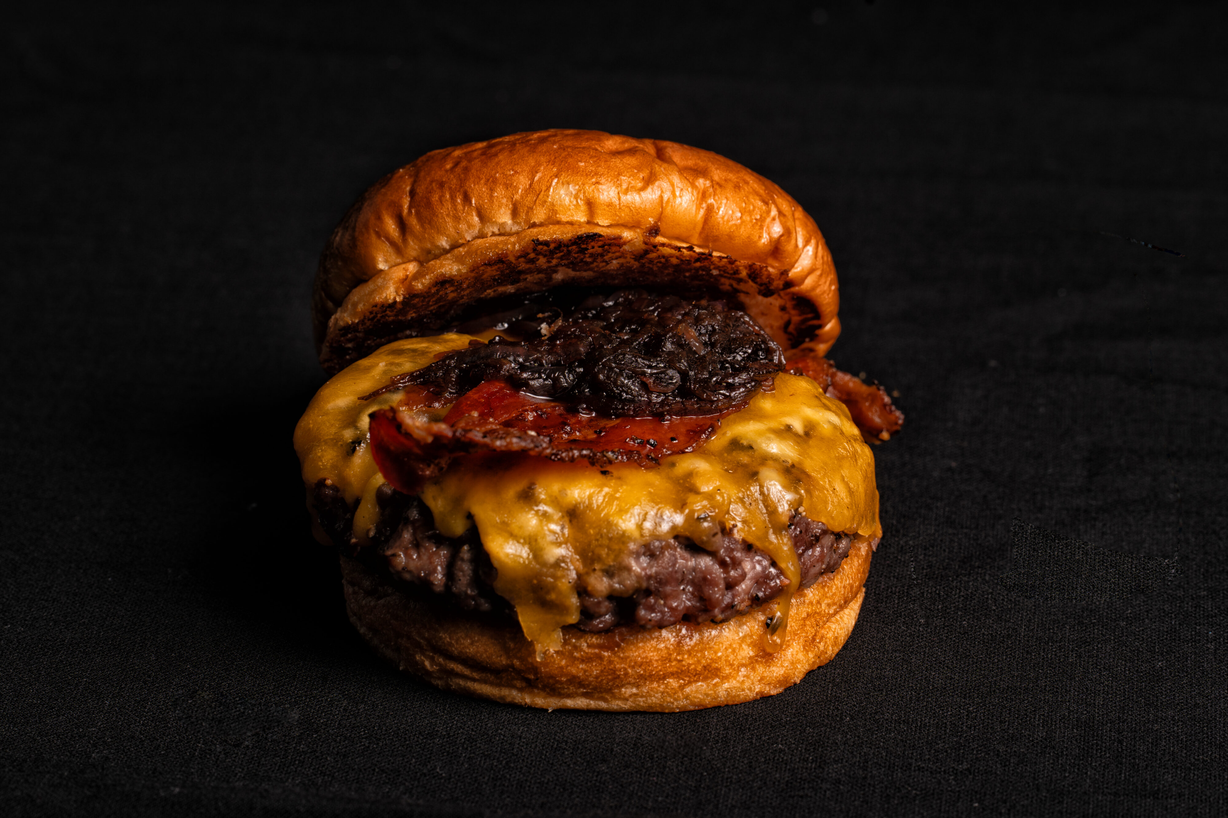 Fotografía de hamburguesa Singular de Hundred, mejor hamburguesa del mundo 2024— fotógrafo gastronómico en Valencia