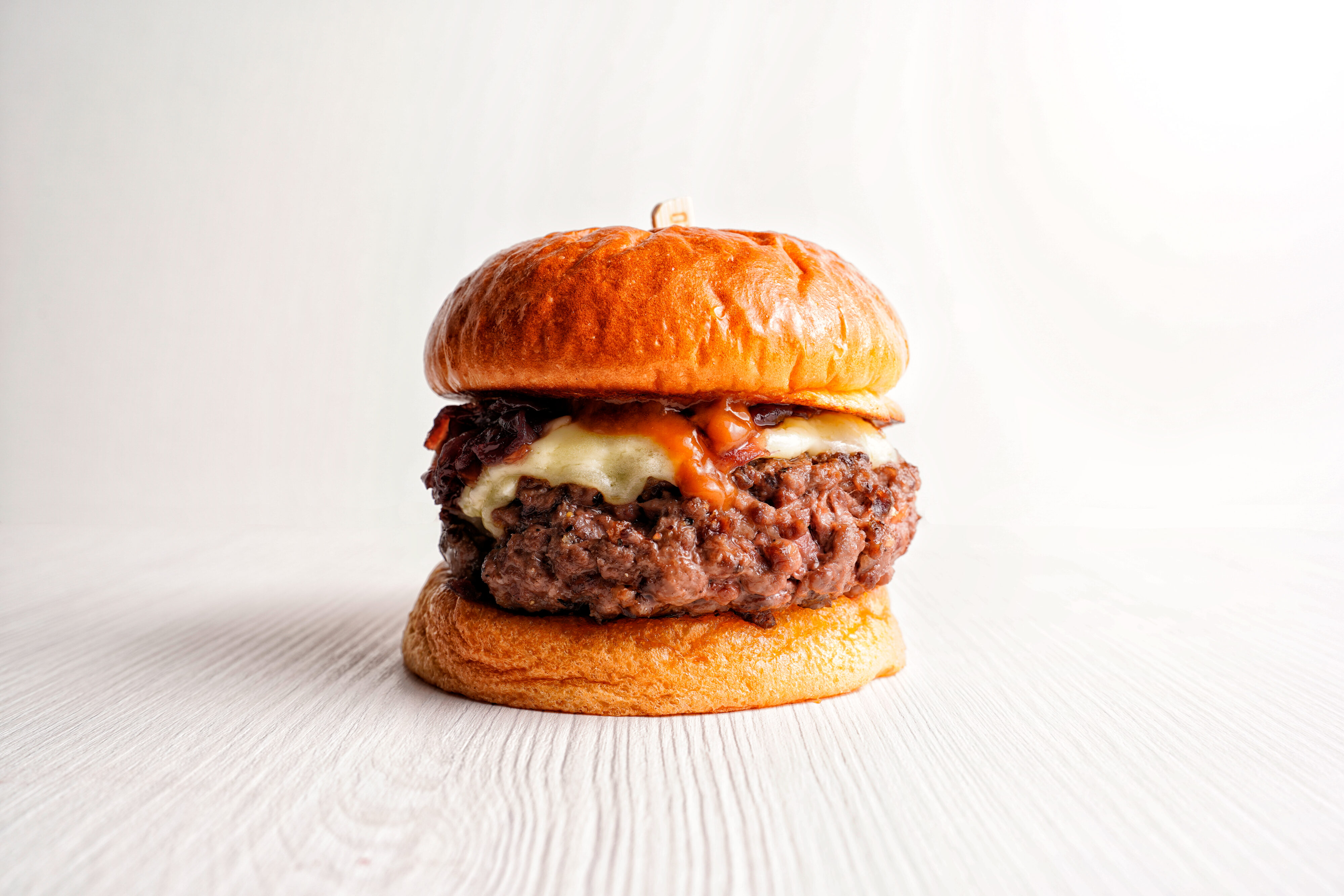 Fotografía de hamburguesa y patatas de Hundred — fotógrafo gastronómico en Valencia