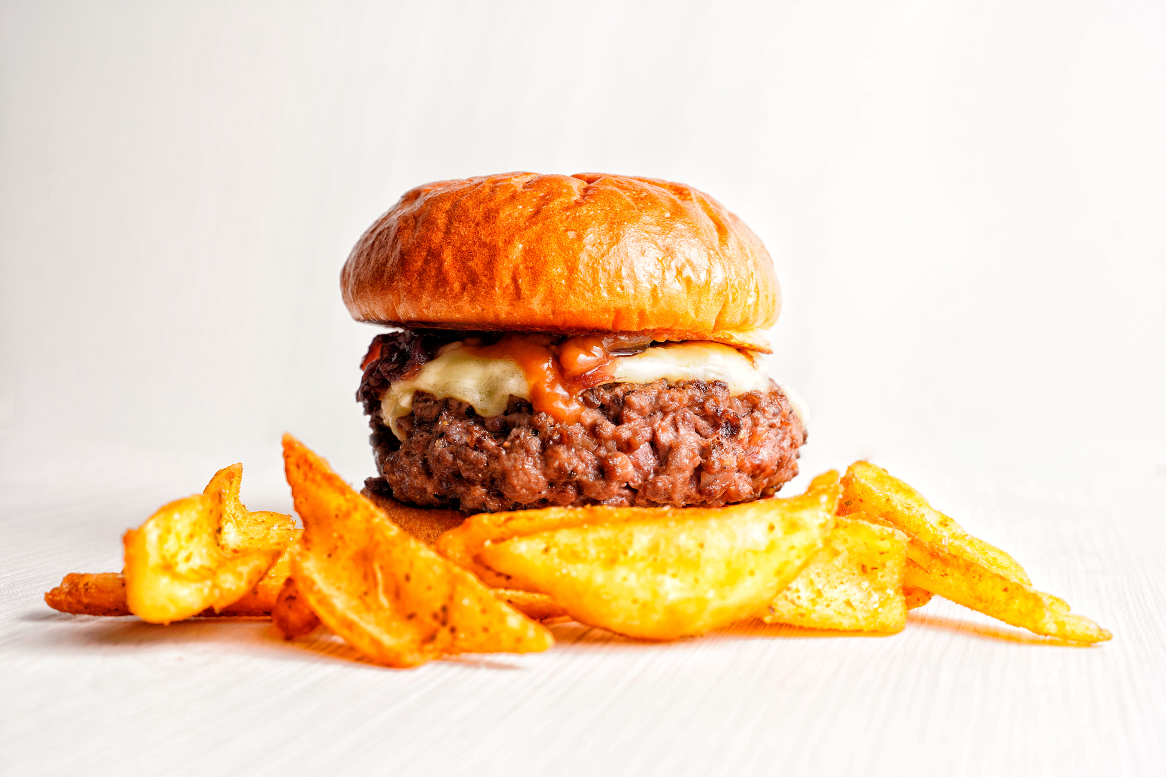 Fotografía de hamburguesa y patatas de Hundred — fotógrafo gastronómico en Valencia